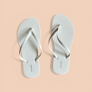 🆓* Old Navy Women's Classic White Sandals